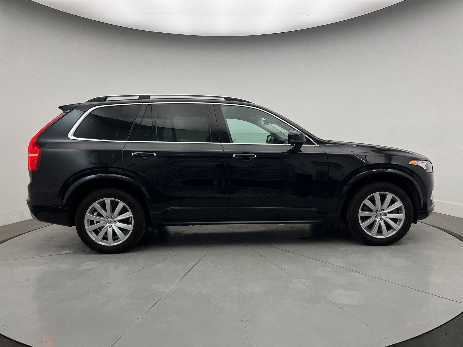 Used 2016 Volvo XC90 T6 Momentum w/ Vision Package image 36