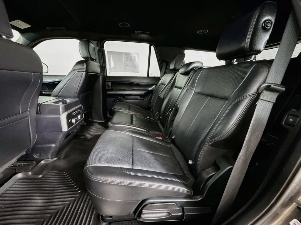 Used 2018 Ford Expedition XLT w/ Equipment Group 202A AWD/4WD image 25