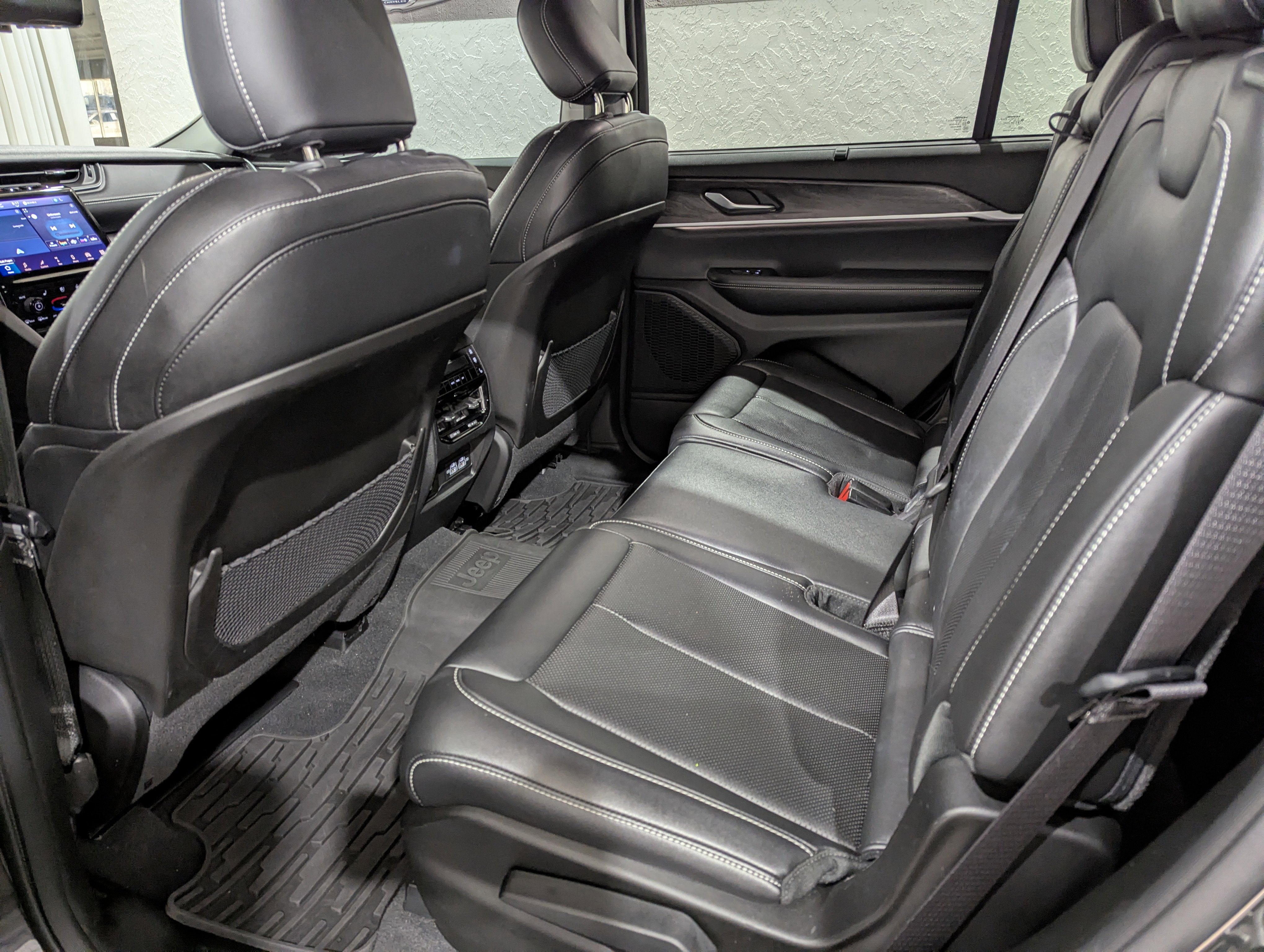 Used 2023 Jeep Grand Cherokee L Limited w/ Luxury Tech Group II image 12