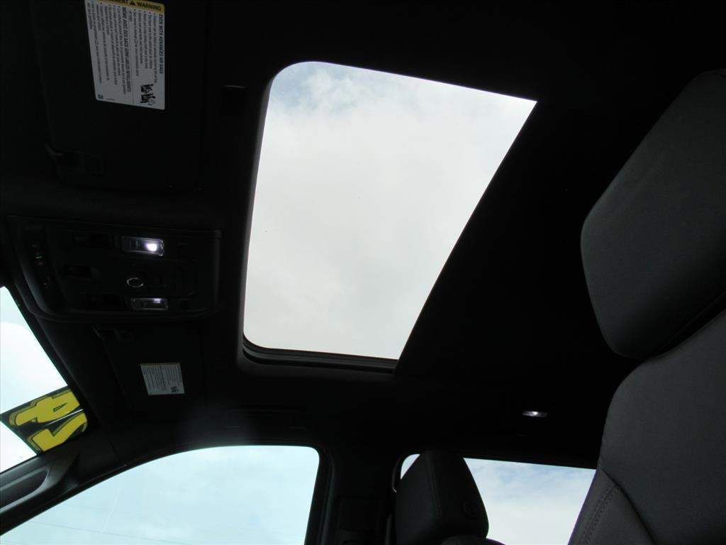 Used 2024 Chevrolet Suburban Z71 w/ Luxury Package AWD/4WD image 18