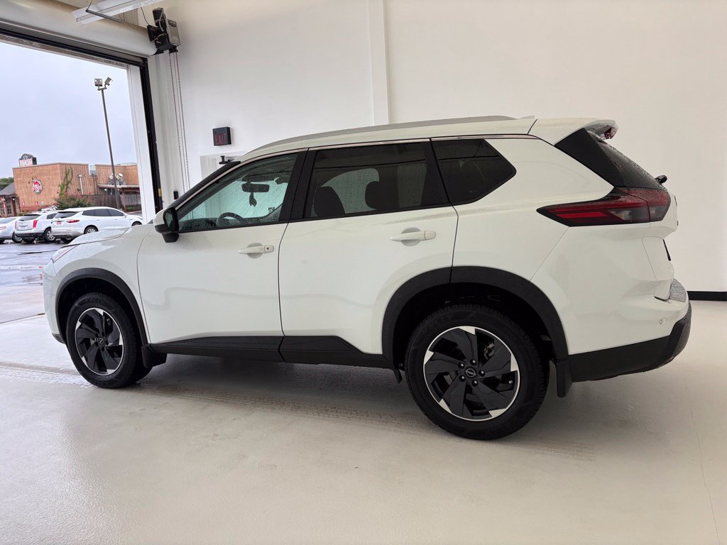 Used 2024 Nissan Rogue SV w/ SV Premium Package FWD image 18
