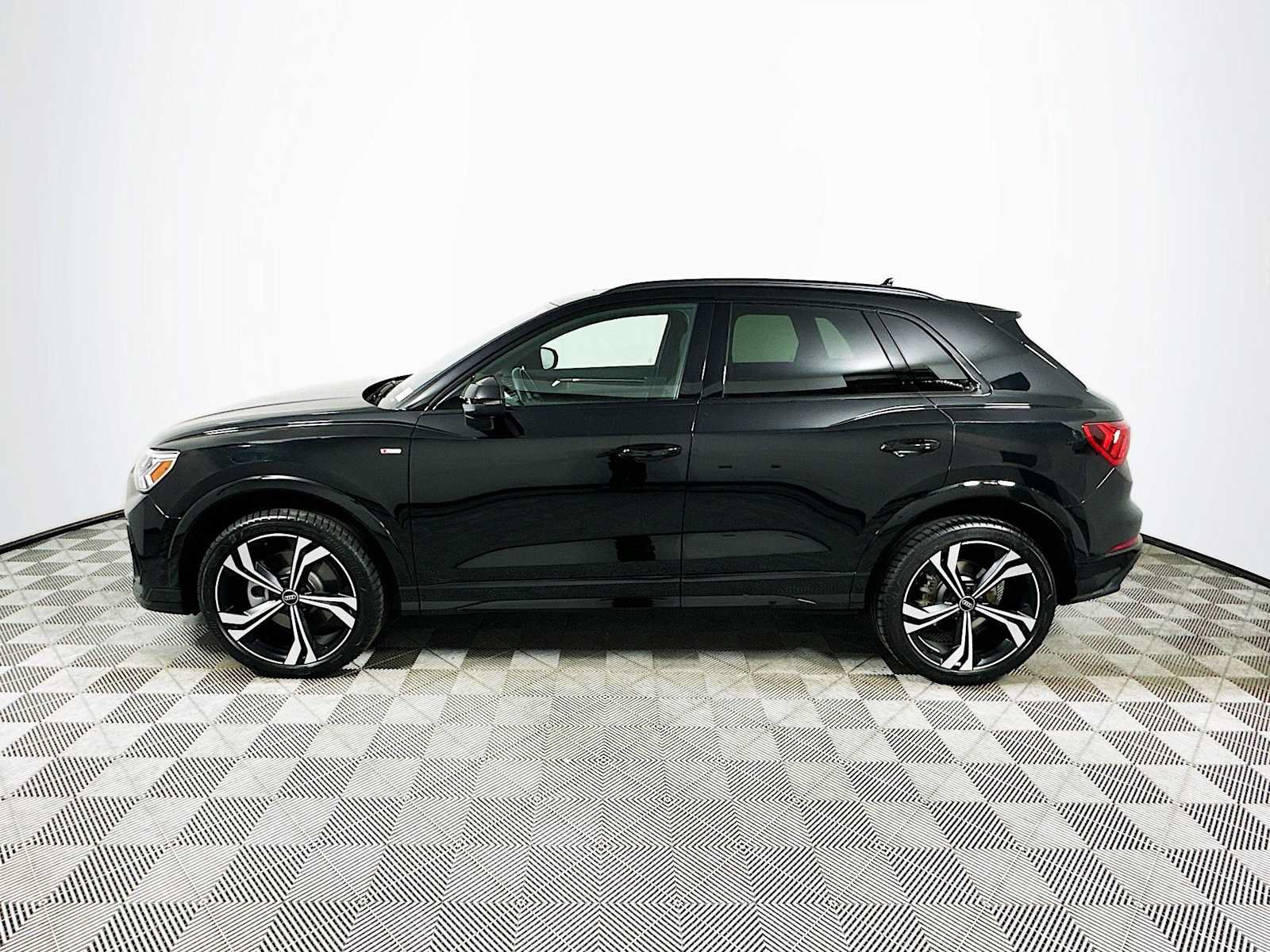 Certified 2024 Audi Q3 2.0T Premium Plus w/ Premium Plus Package AWD/4WD image 4
