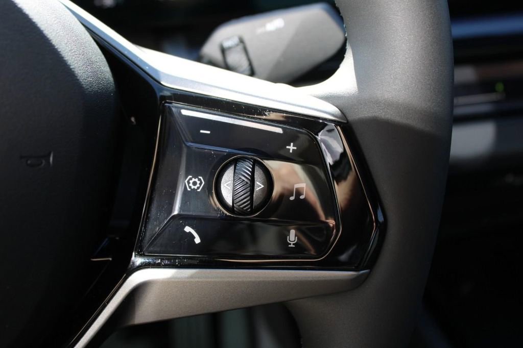Used 2024 BMW i5 eDrive40i w/ Premium Package RWD image 12