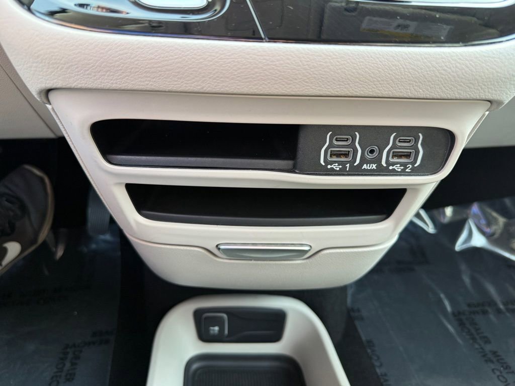 Used 2023 Chrysler Pacifica Touring-L image 27