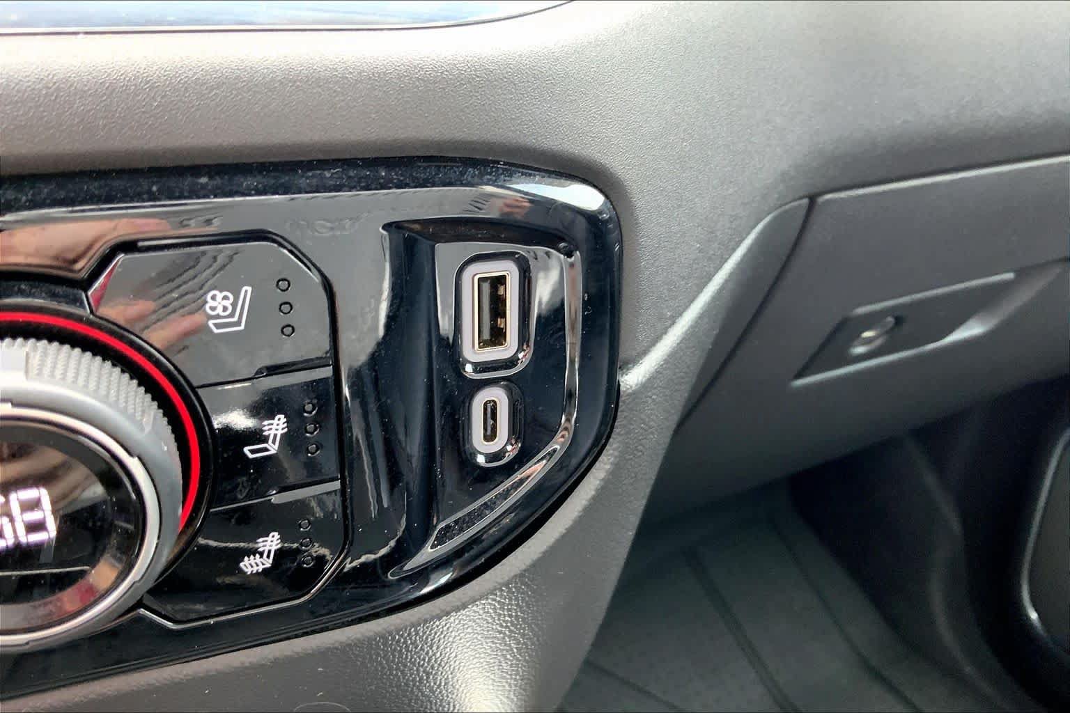 Used 2023 Chevrolet Silverado 1500 High Country w/ High Country Premium Package AWD/4WD image 32