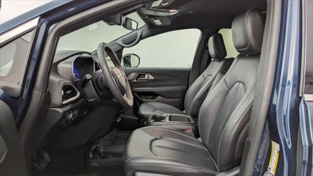 Used 2025 Chrysler Pacifica Select FWD image 14