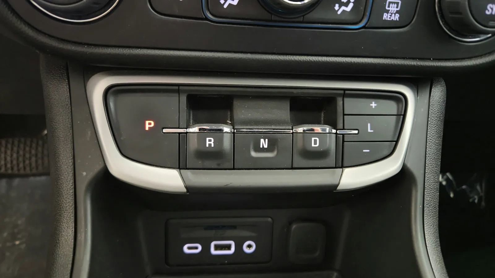 Used 2023 GMC Terrain SLT image 34