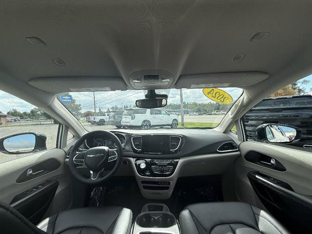 Used 2024 Chrysler Pacifica Touring-L FWD image 19