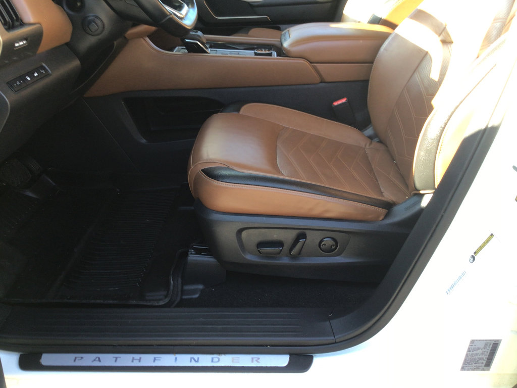 Used 2023 Nissan Pathfinder Platinum w/ Black Appearance Package AWD/4WD image 11