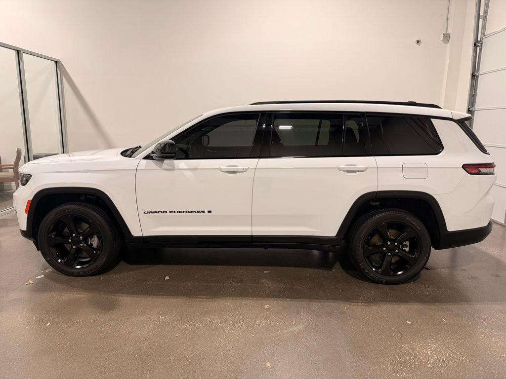 Used 2022 Jeep Grand Cherokee L Laredo image 8