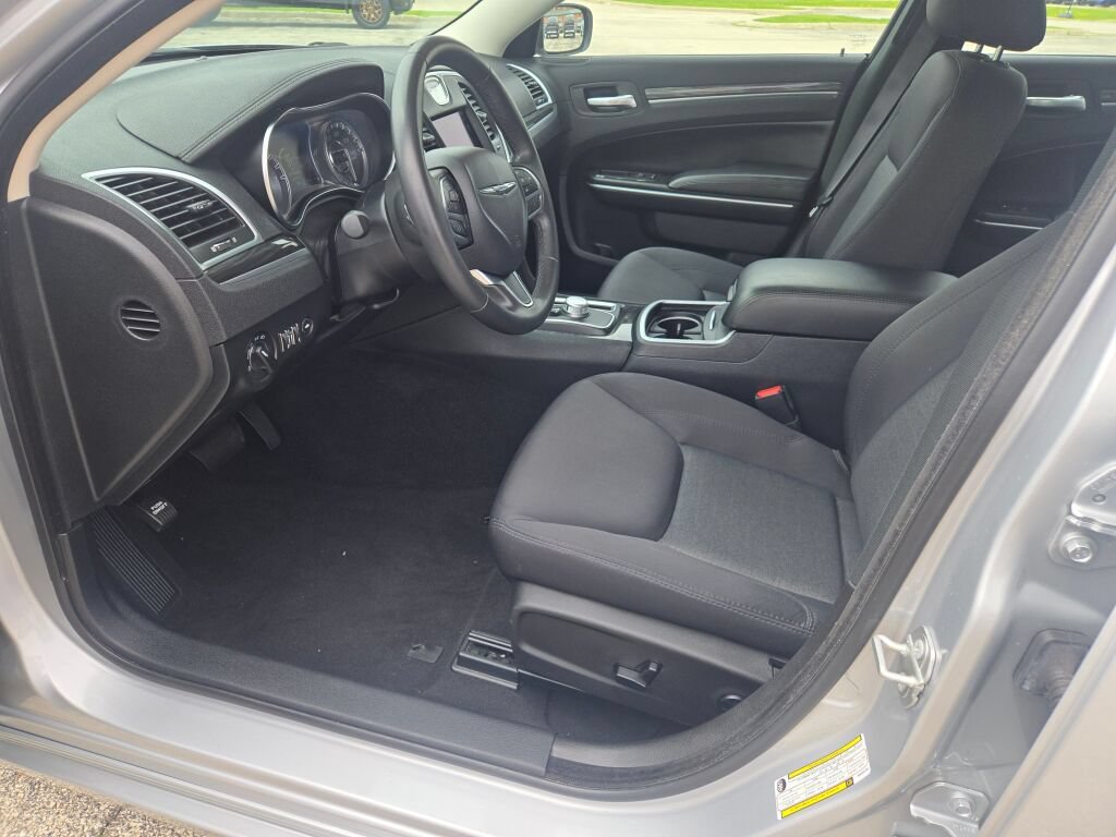 Used 2021 Chrysler 300 Touring w/ Chrome Appearance Package RWD image 22