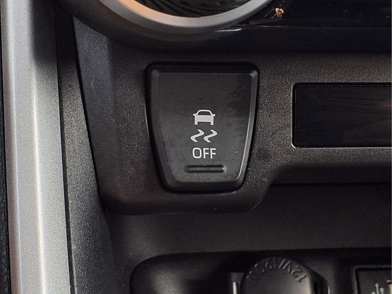 Used 2025 Toyota RAV4 XLE AWD/4WD image 16