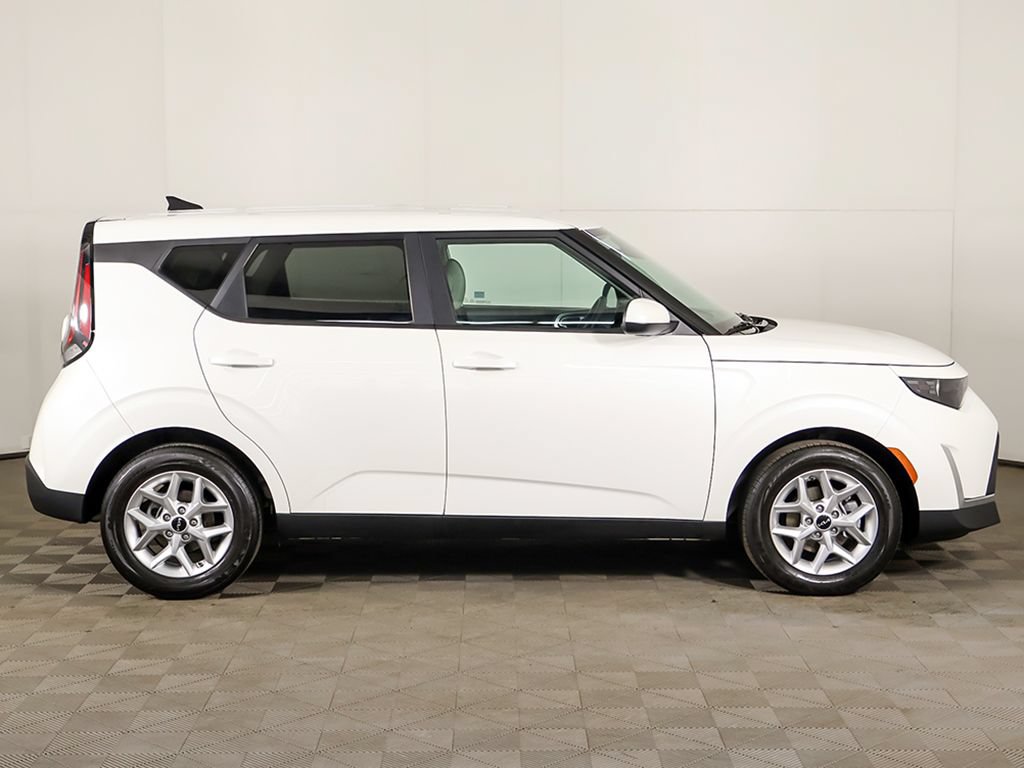 Certified 2023 Kia Soul LX w/ LX Technology Package FWD image 17