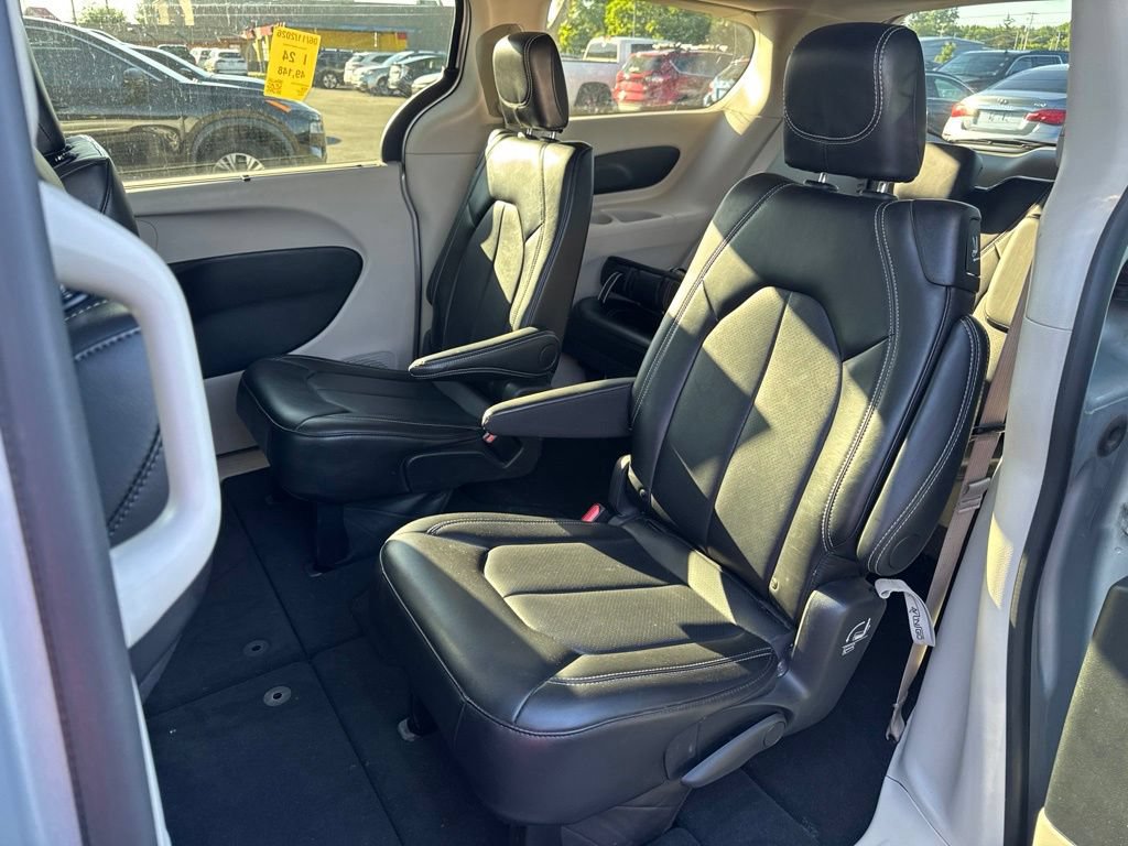 Used 2024 Chrysler Pacifica Touring-L FWD image 10