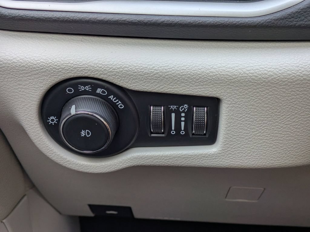 Used 2024 Chrysler Pacifica Touring-L FWD image 26
