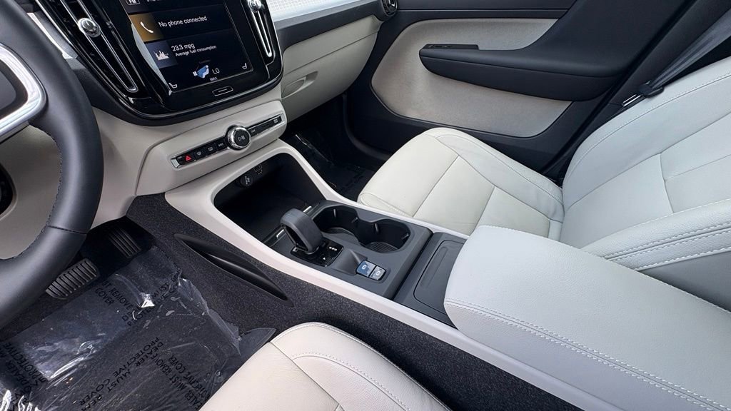 Used 2022 Volvo XC40 T4 Momentum FWD image 31