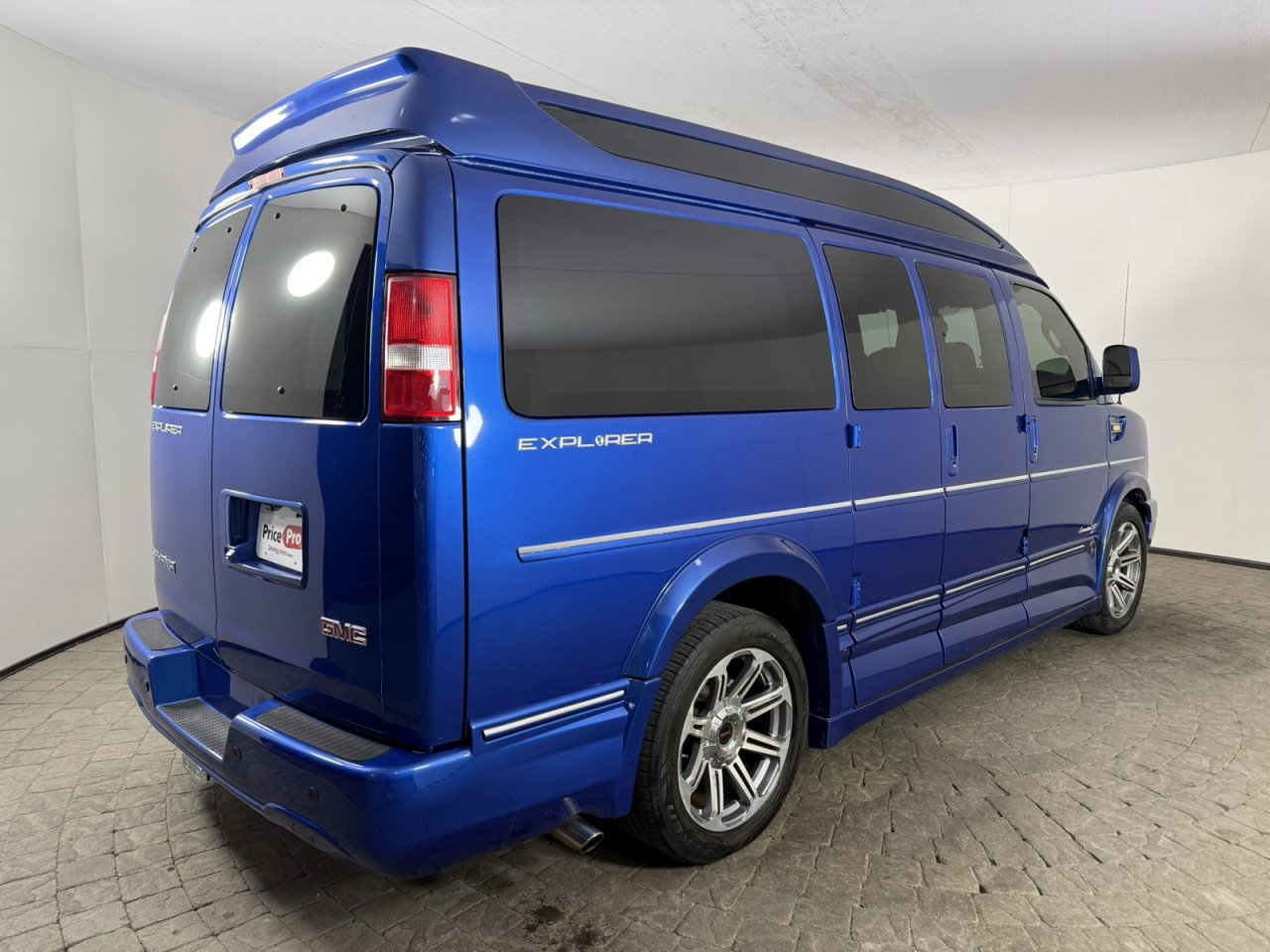 Used 2018 GMC Savana 2500 w/ Enhanced Convenience Package RWD image 9