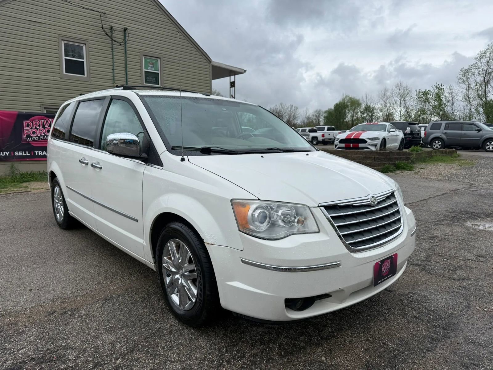 Used 2009 Chrysler Town & Country Limited w/ Entertainment Group #3 image 3