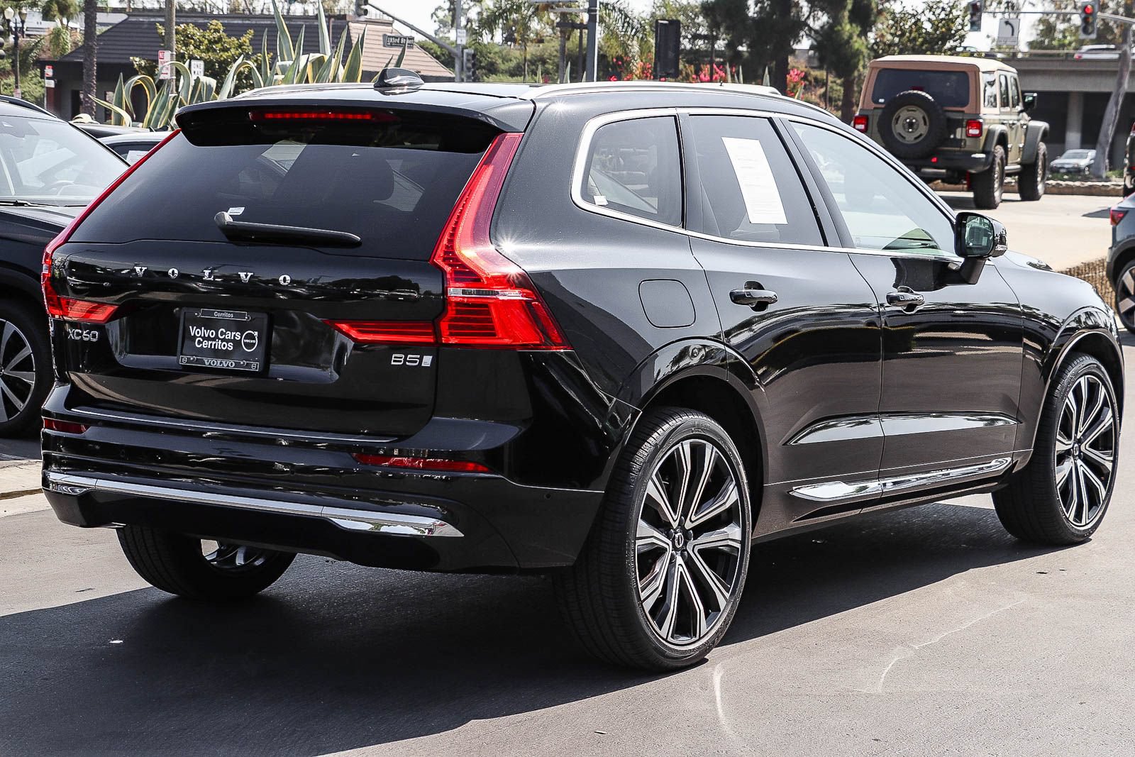 Used 2023 Volvo XC60 B5 Ultimate w/ Climate Package FWD image 6