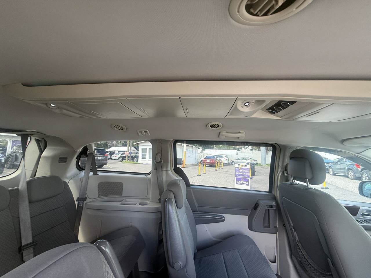 Used 2010 Chrysler Town & Country Touring FWD image 12