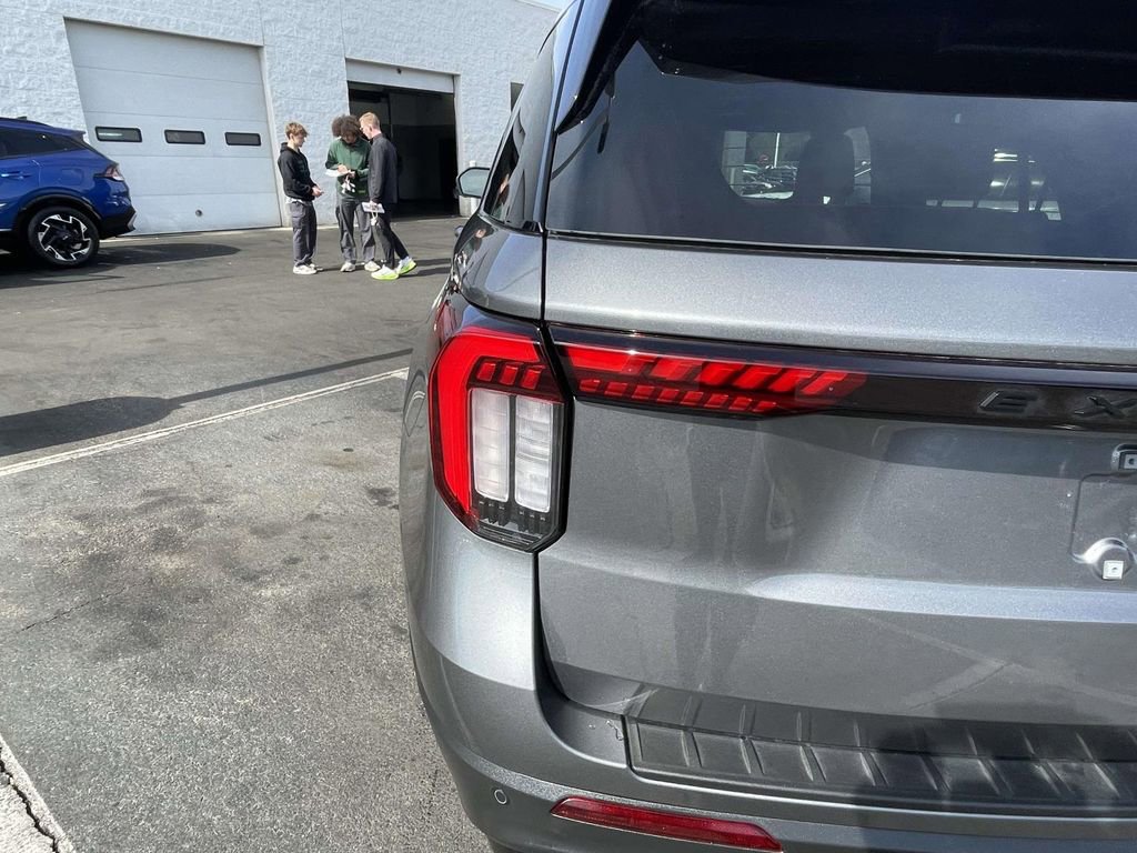 Used 2025 Ford Explorer ST w/ Sun And Sound Package image 18
