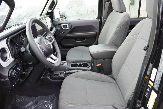 Used 2025 Jeep Wrangler Unlimited Sahara w/ Safety Group image 15