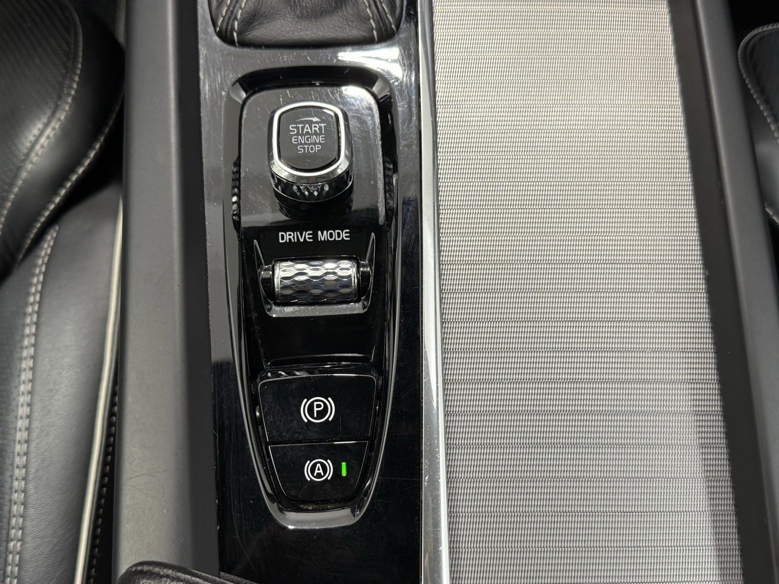 Used 2018 Volvo XC60 T6 R-Design w/ Convenience Package image 23