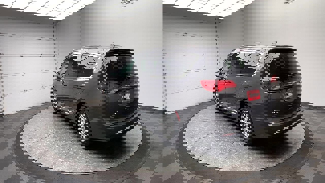 Used 2017 Chrysler Pacifica Touring-L image 36