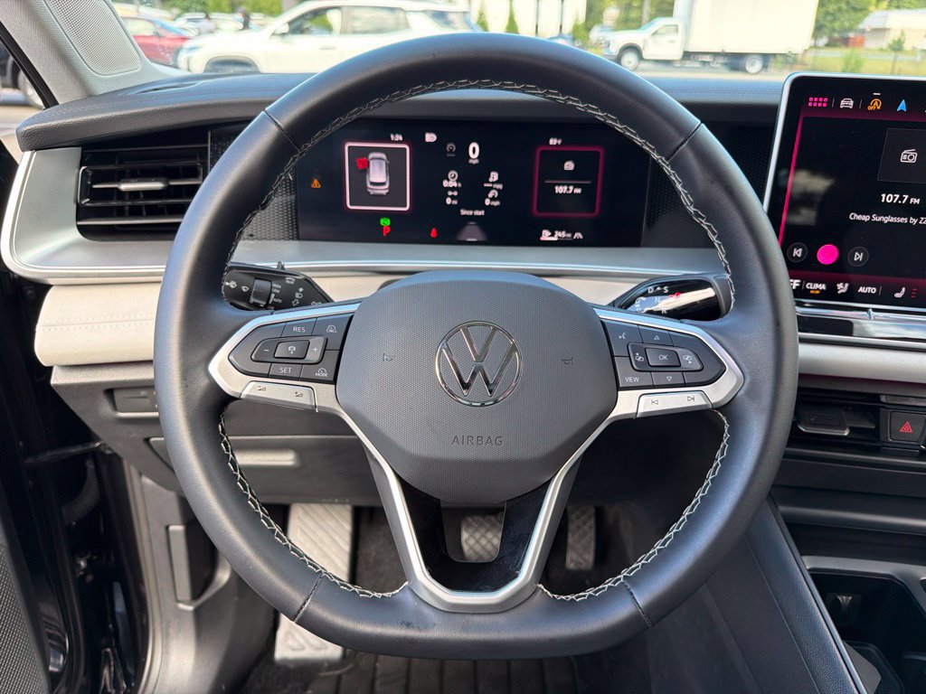 Used 2025 Volkswagen Tiguan SE AWD/4WD image 14