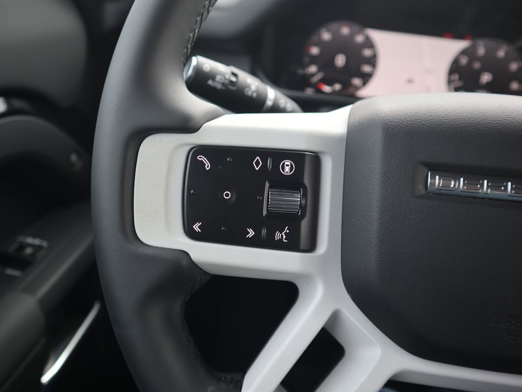 Used 2025 Land Rover Defender 90 S image 21