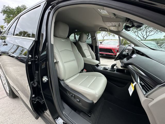 Certified 2022 Cadillac XT4 Luxury w/ Driver Awareness Package image 32