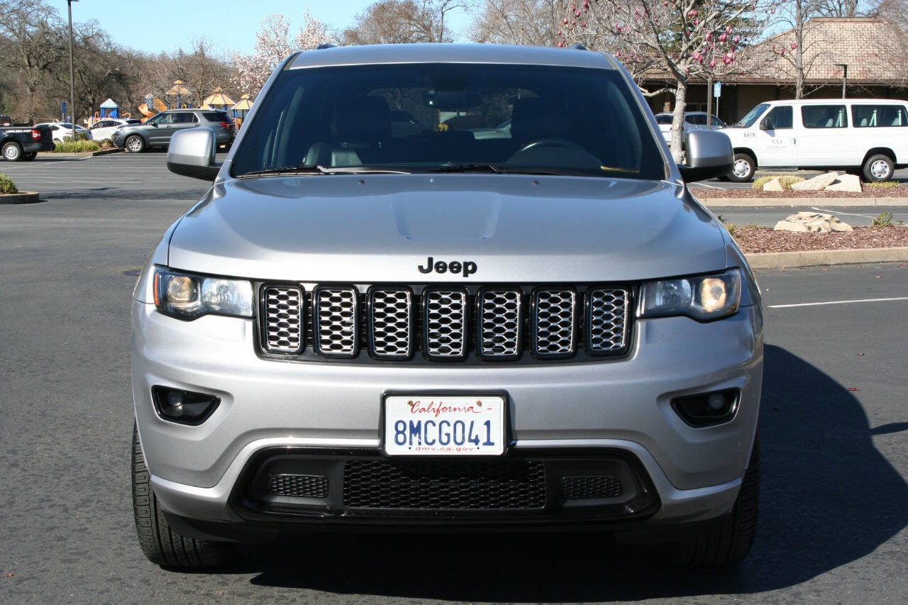 Used 2017 Jeep Grand Cherokee Altitude image 3