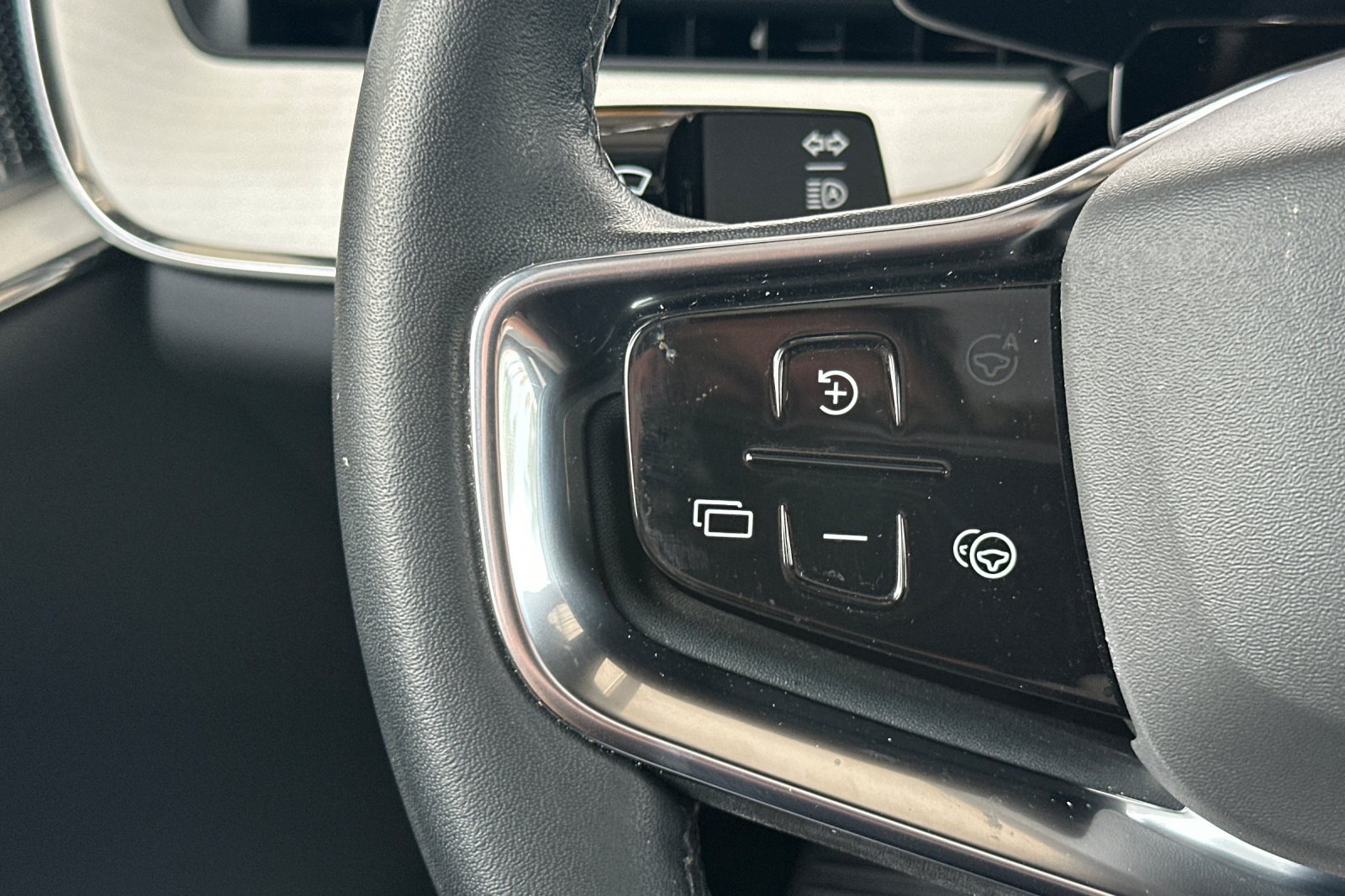 Certified 2025 Volvo EX90 Ultra AWD/4WD image 28