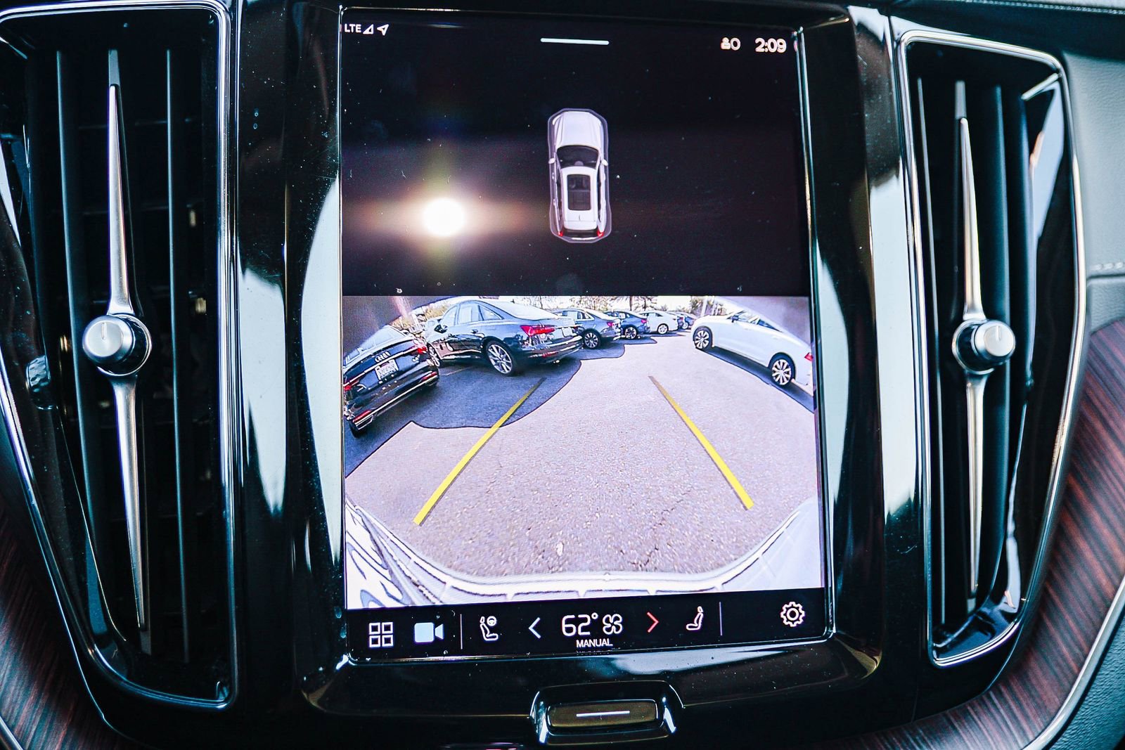 Used 2023 Volvo XC60 B5 Ultimate w/ Climate Package image 28