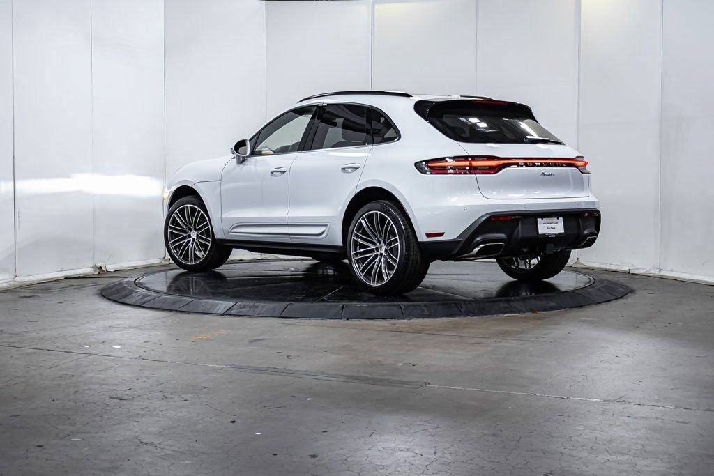 Certified 2025 Porsche Macan AWD/4WD image 3