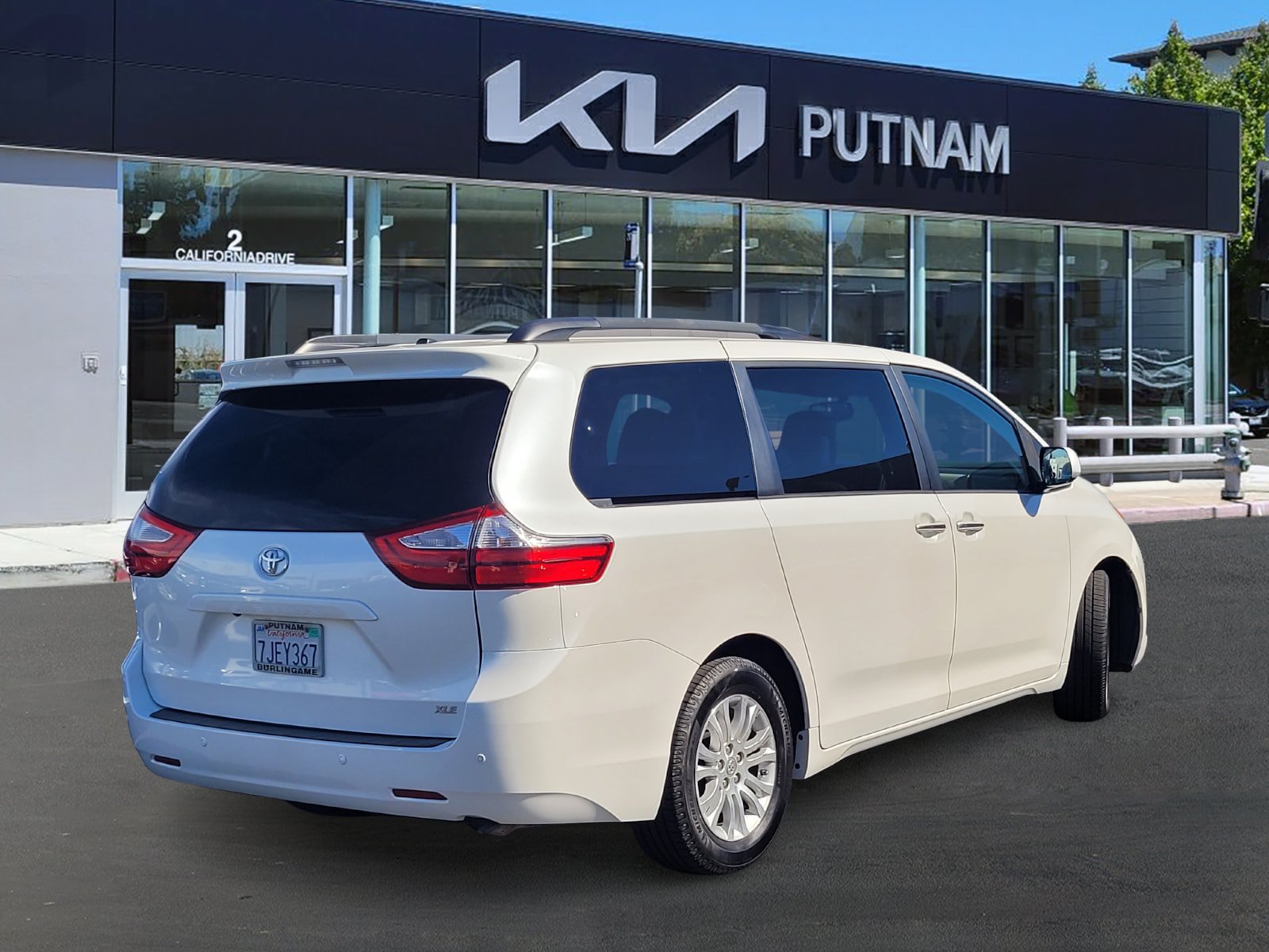 Used 2015 Toyota Sienna XLE w/ XLE Navigation Package FWD image 4