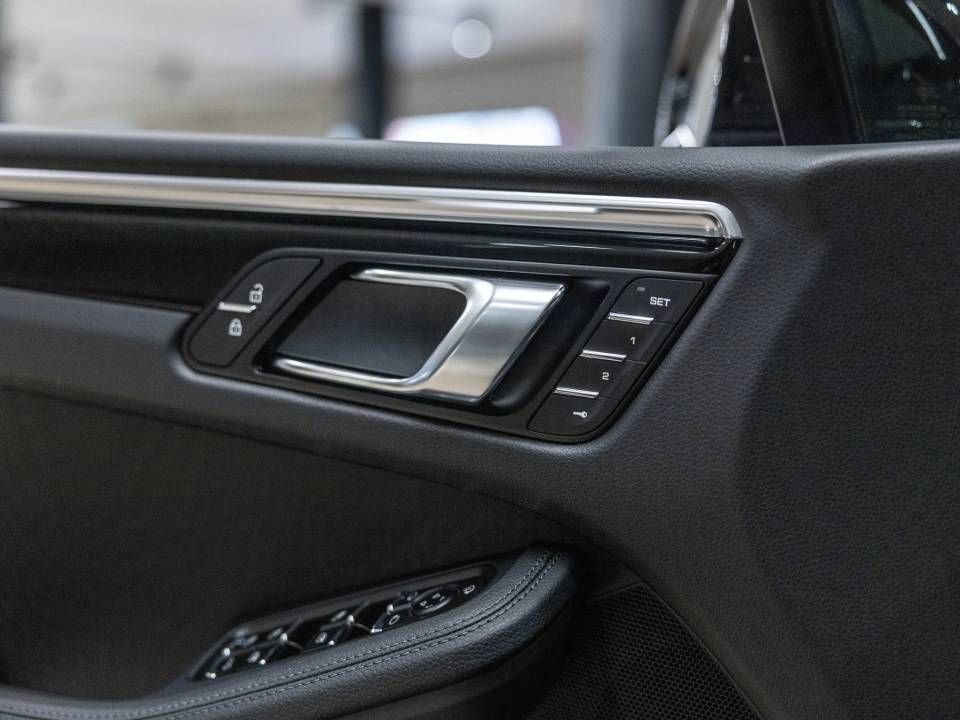 Certified 2026 Porsche Macan AWD/4WD image 31