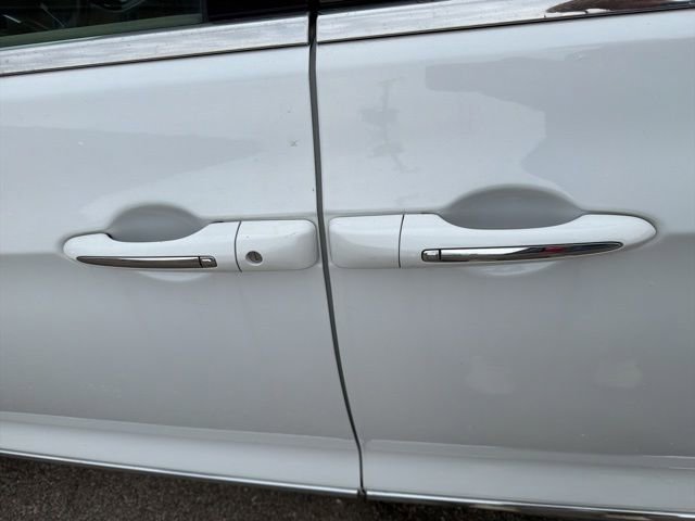 Used 2018 Chrysler Pacifica Touring-L image 12