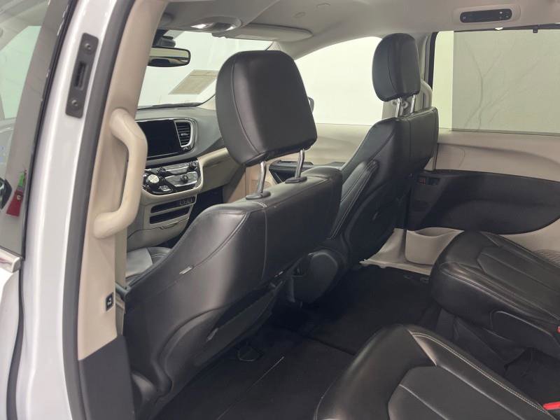 Used 2023 Chrysler Pacifica Touring-L image 39