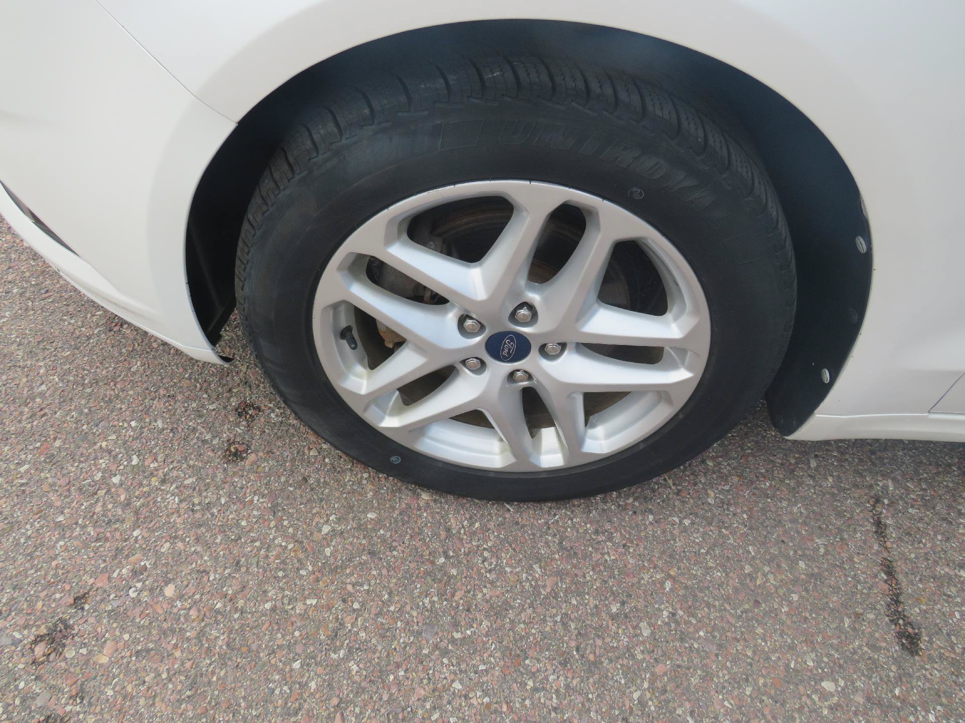 Used 2014 Ford Fusion SE w/ Equipment Group 202A FWD image 2