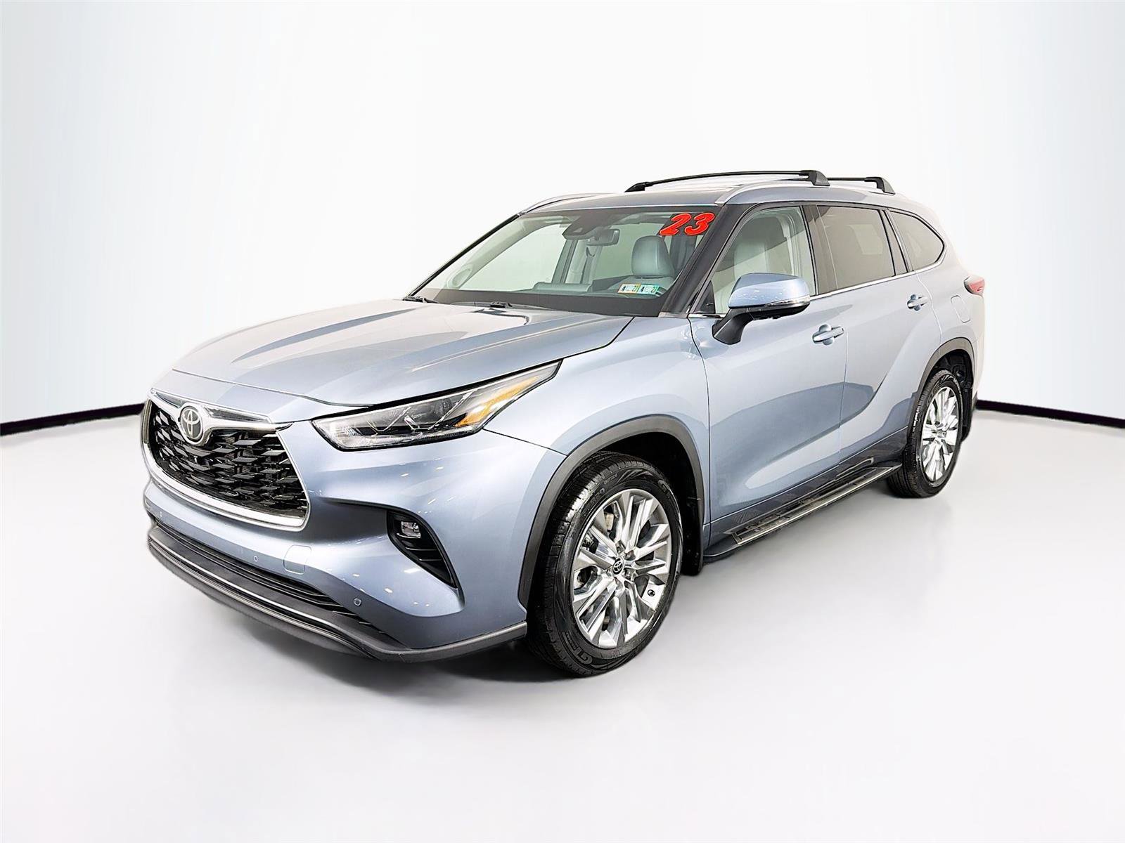 Used 2023 Toyota Highlander Limited image 3
