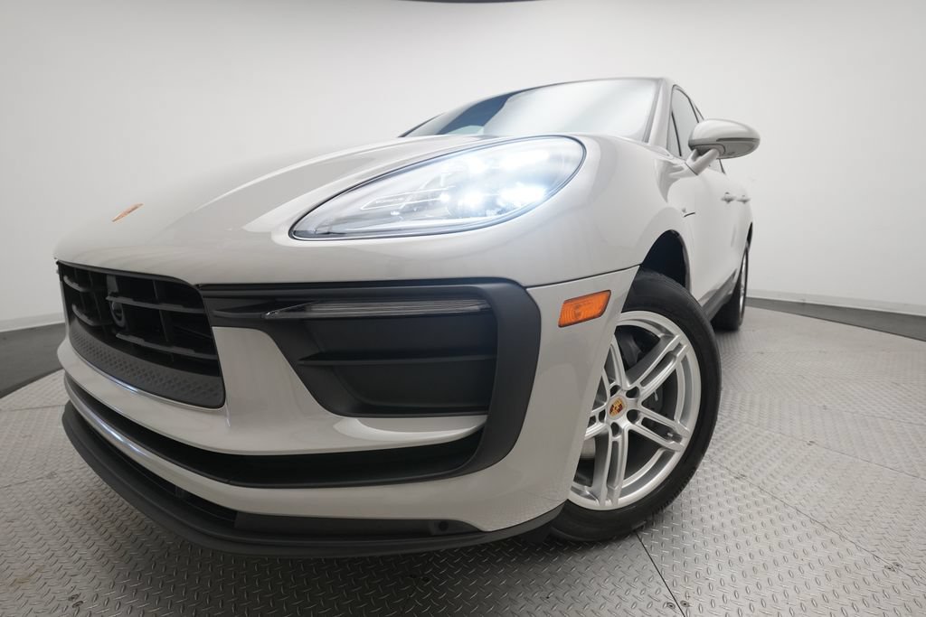 Certified 2023 Porsche Macan AWD/4WD image 31