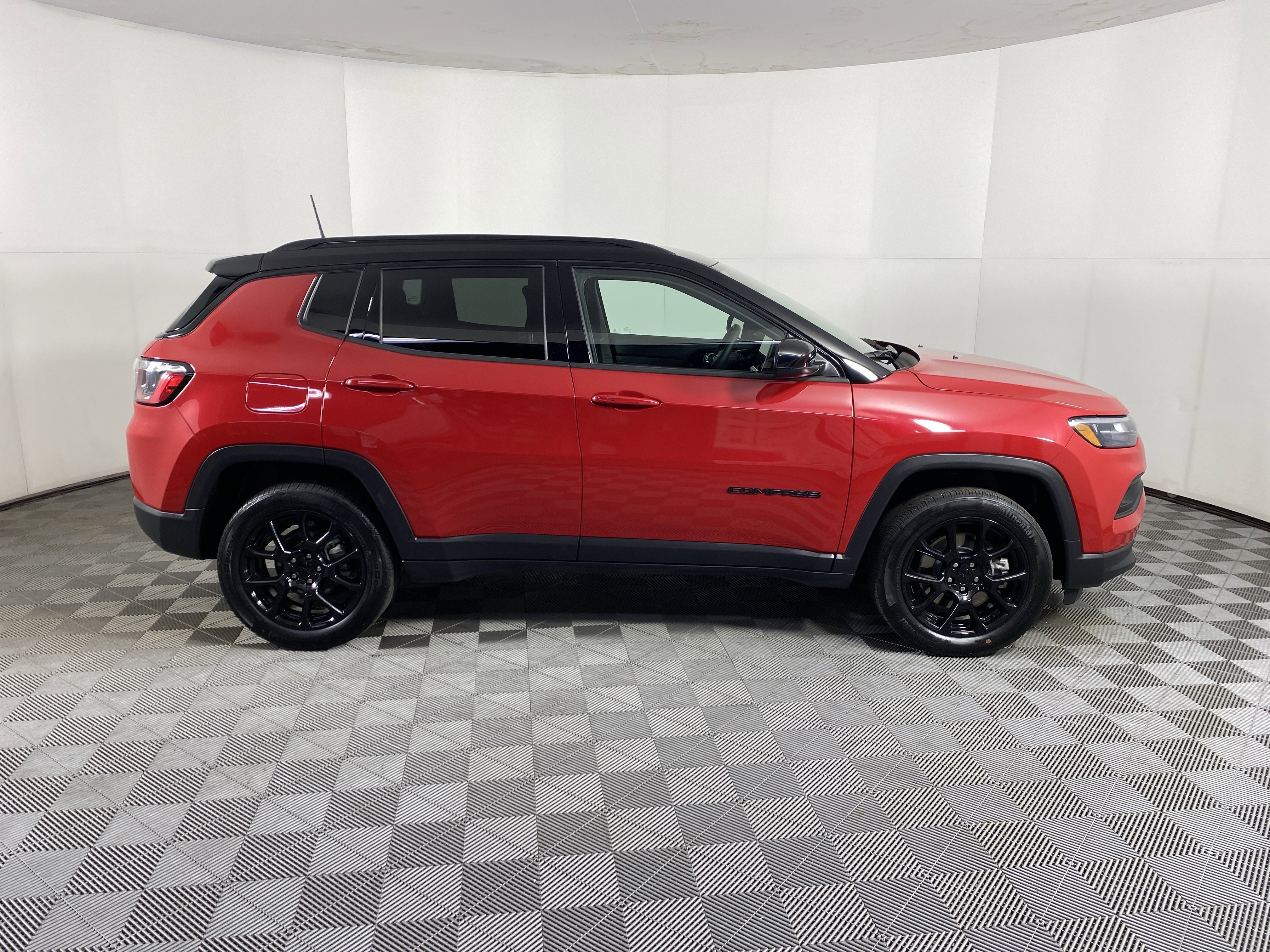 Used 2023 Jeep Compass Latitude w/ Convenience Group AWD/4WD image 6