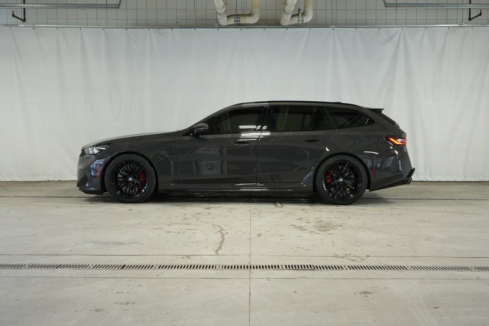 Used 2025 BMW M5 Touring image 2
