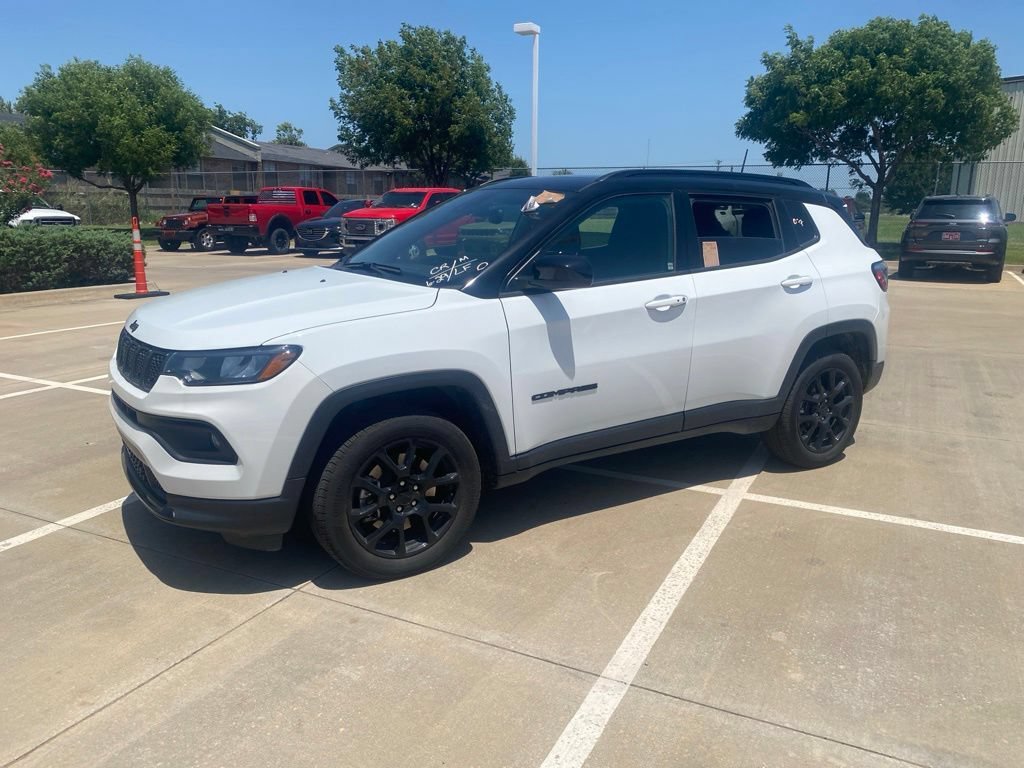 Used 2023 Jeep Compass Latitude w/ Sun and Sound Group AWD/4WD image 3