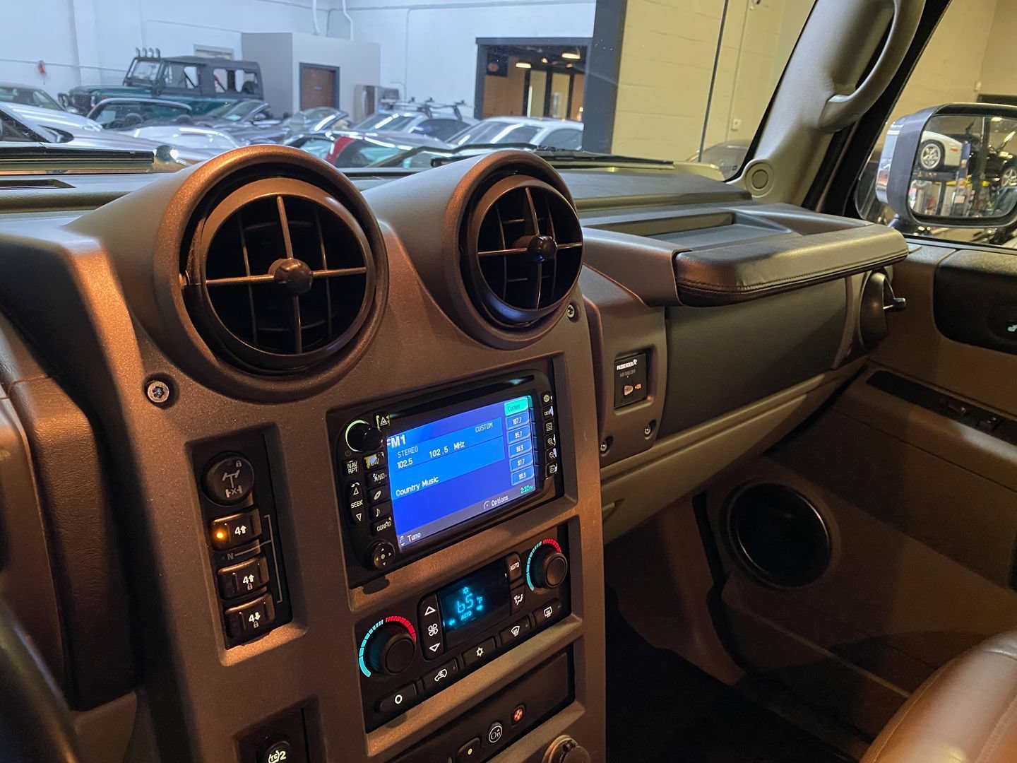 Used 2004 HUMMER H2 w/ Preferred Equipment Group AWD/4WD image 36