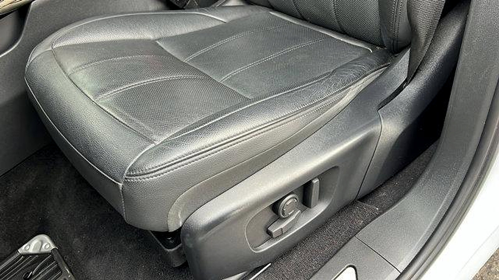 Used 2023 Land Rover Range Rover Evoque R-Dynamic S image 16