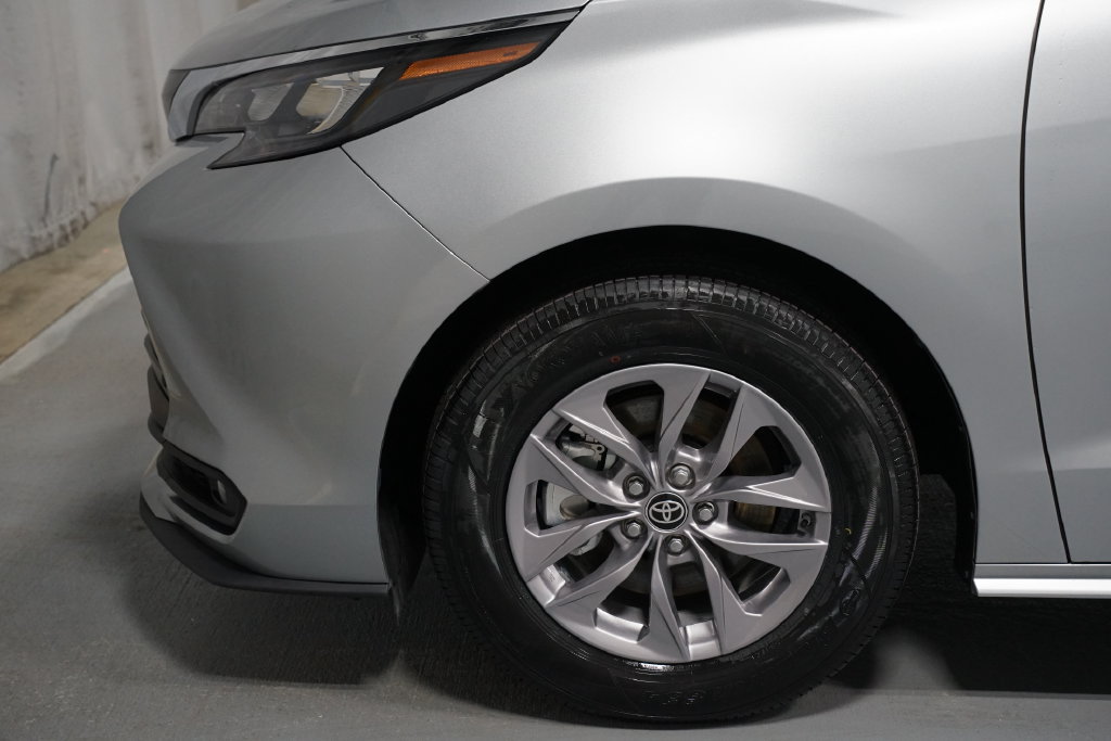 Certified 2025 Toyota Sienna XLE FWD image 5