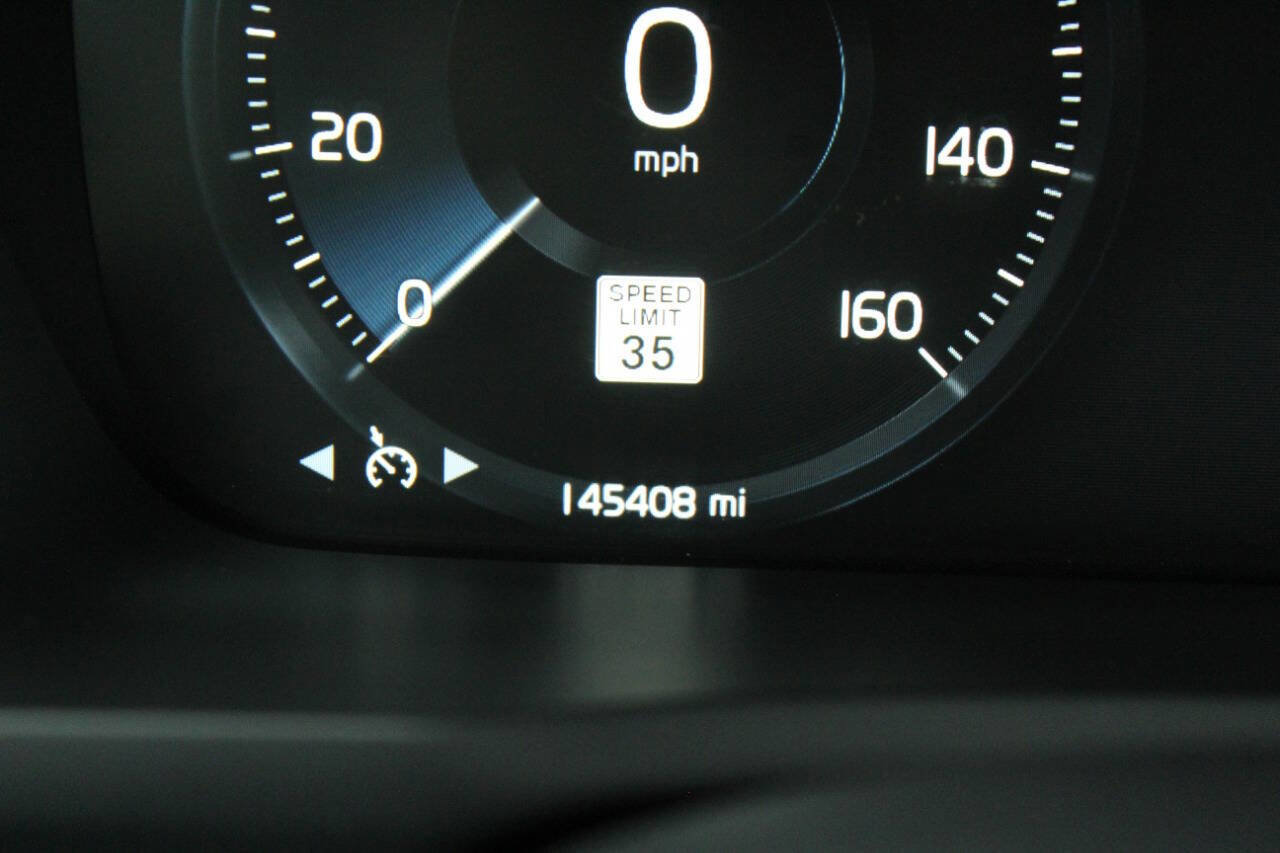 Used 2016 Volvo XC90 T6 Momentum image 30