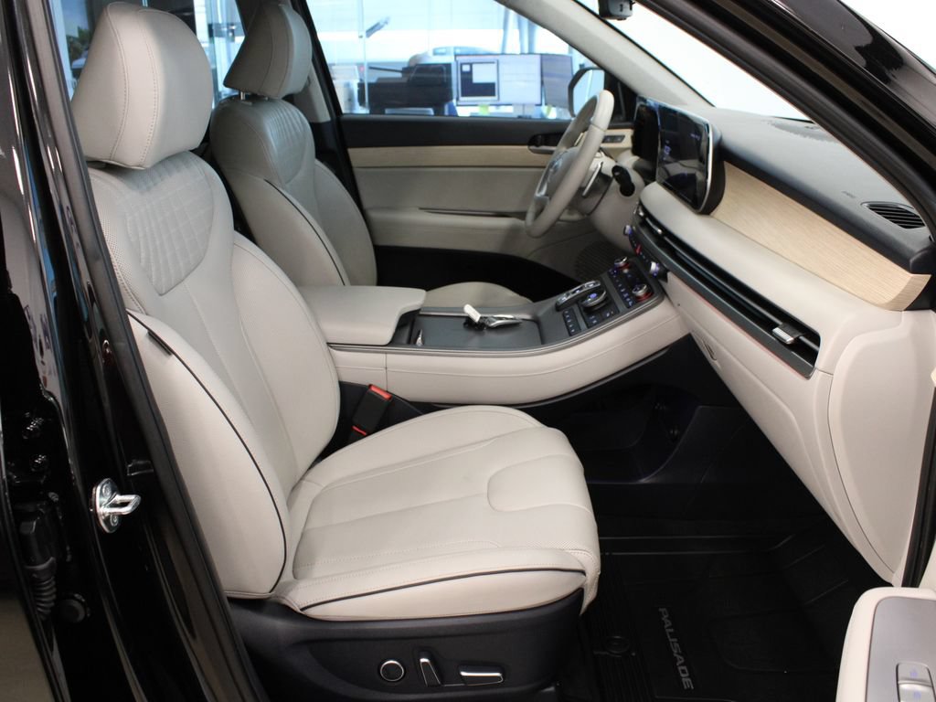 Used 2024 Hyundai Palisade Limited FWD image 16